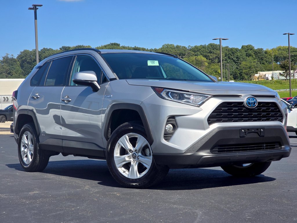 Used 2020 Toyota RAV4 XLE AWD/4WD image 2