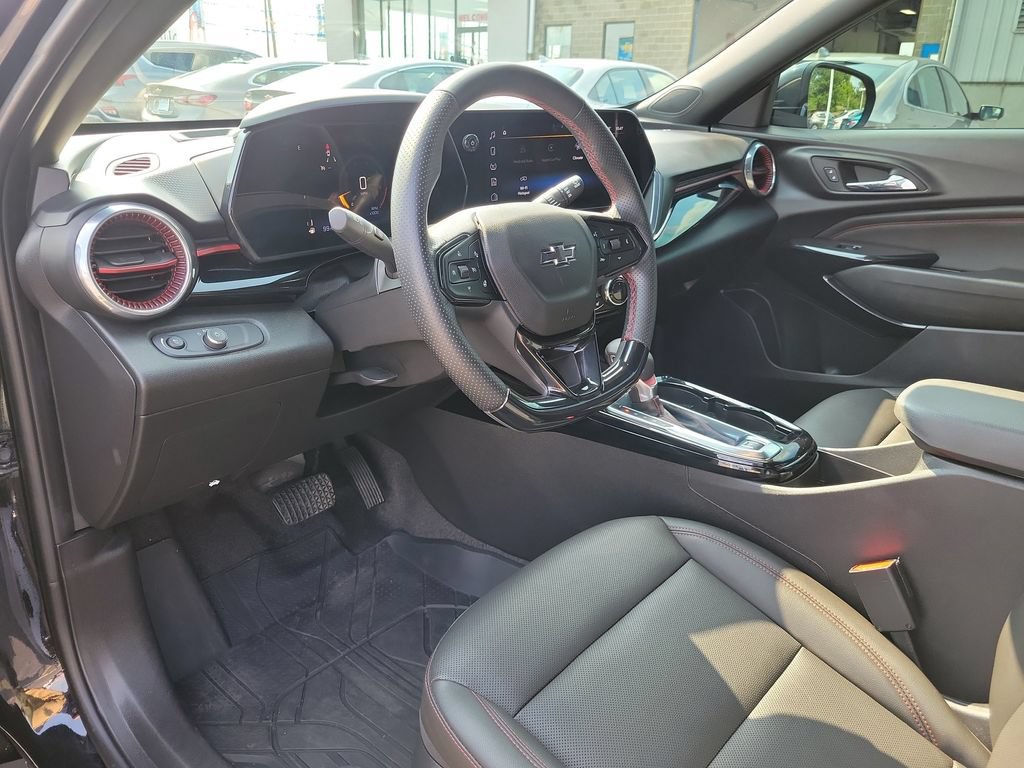 Used 2025 Chevrolet Trax RS w/ Sunroof Package FWD image 22