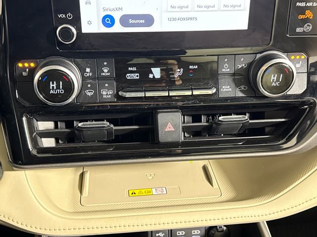 Used 2023 Toyota Highlander XLE AWD/4WD image 38