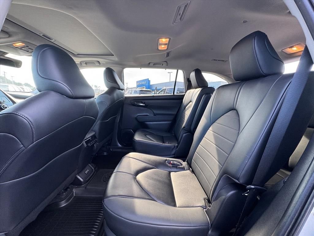 Used 2023 Toyota Highlander XLE image 13