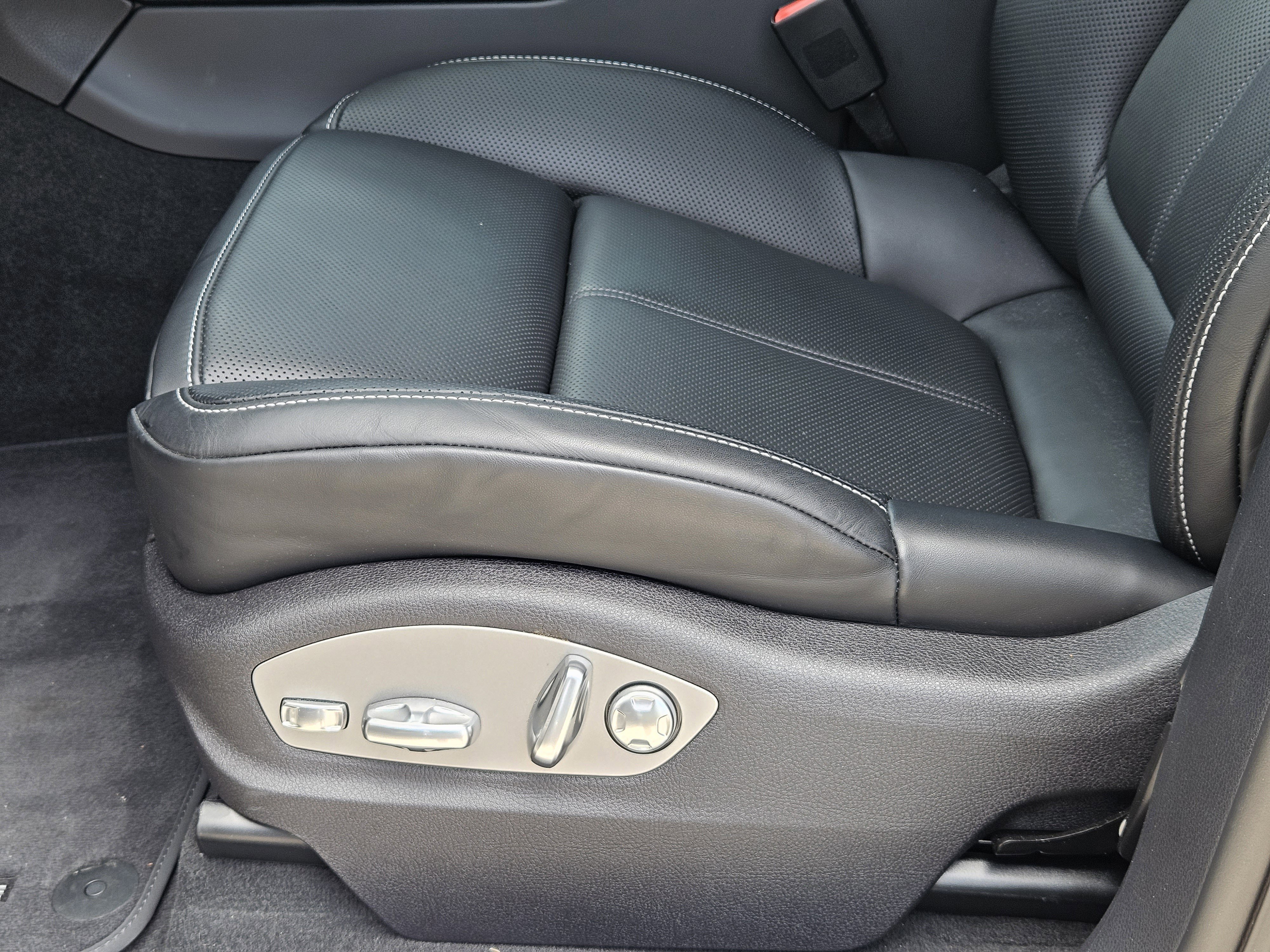 Certified 2026 Porsche Macan GTS image 23