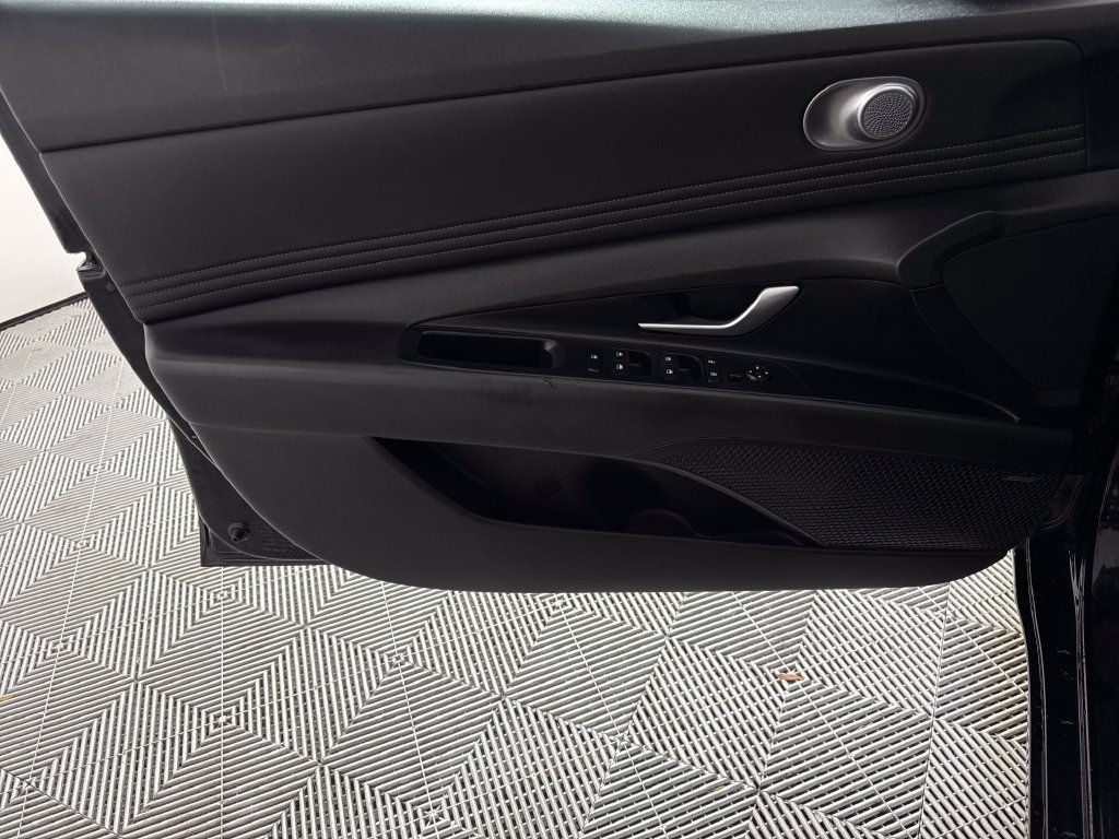 Used 2022 Hyundai Elantra SEL w/ Convenience + Premium Package FWD image 10
