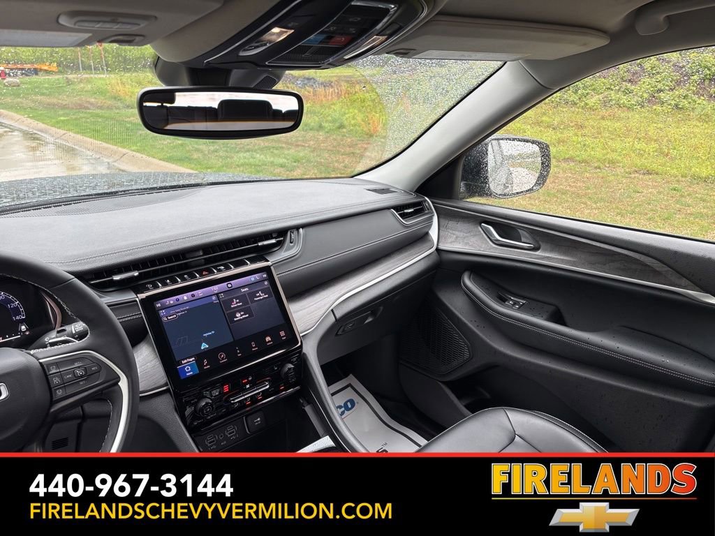 Used 2023 Jeep Grand Cherokee Limited w/ Black Appearance Package AWD/4WD image 46