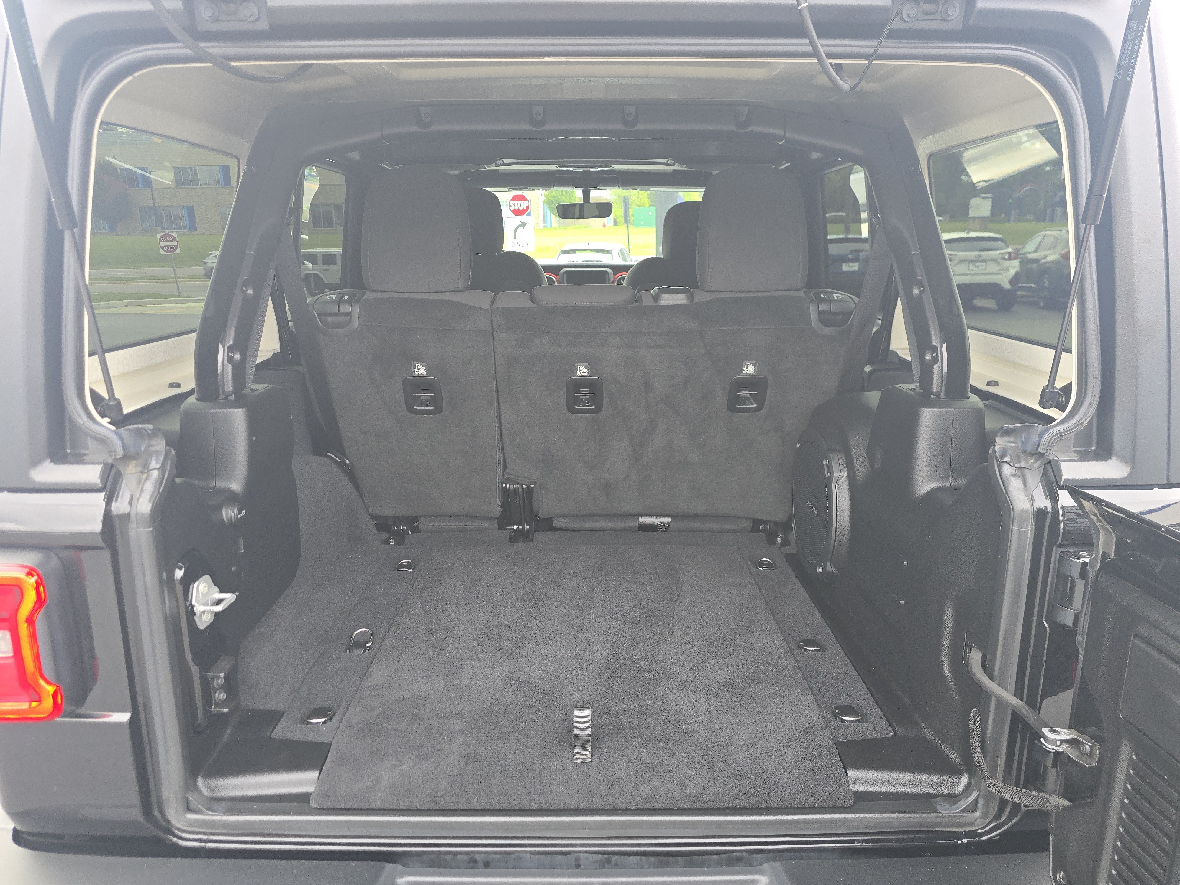 Used 2019 Jeep Wrangler Unlimited Rubicon AWD/4WD image 17