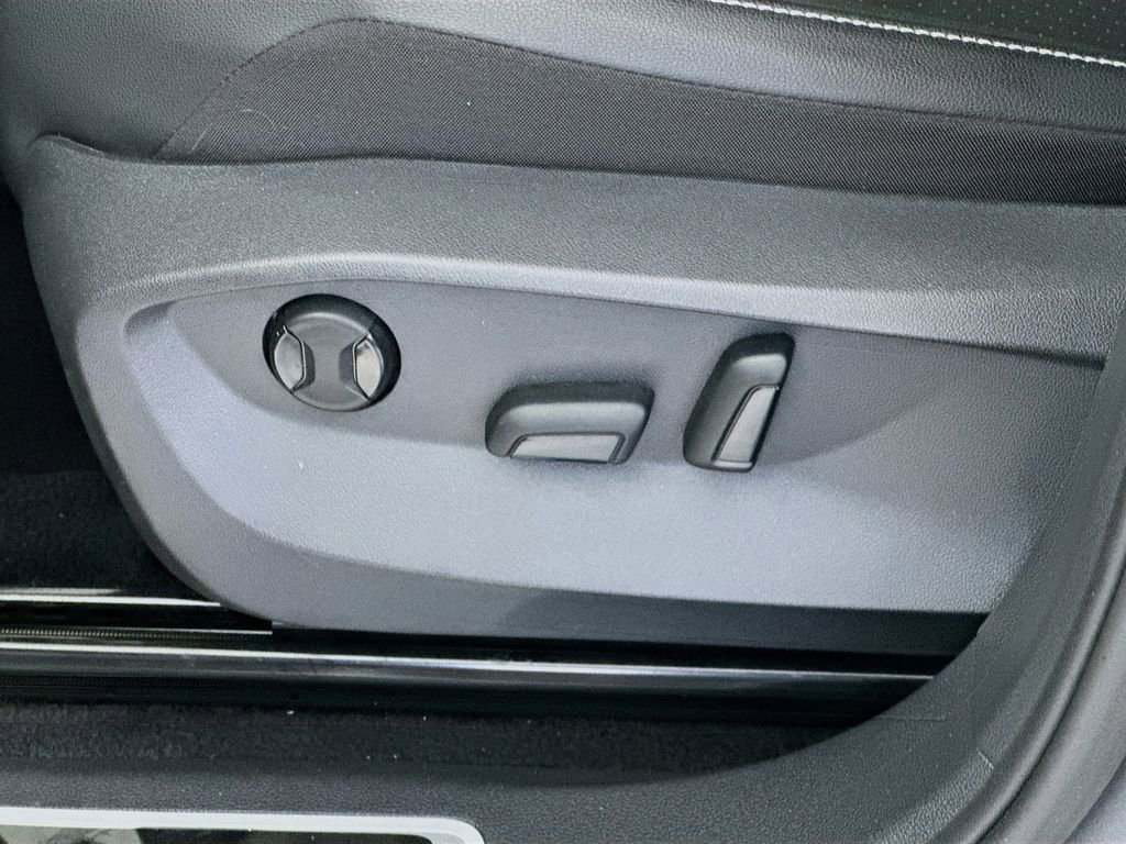 Used 2023 Volkswagen Tiguan SE R-Line image 23