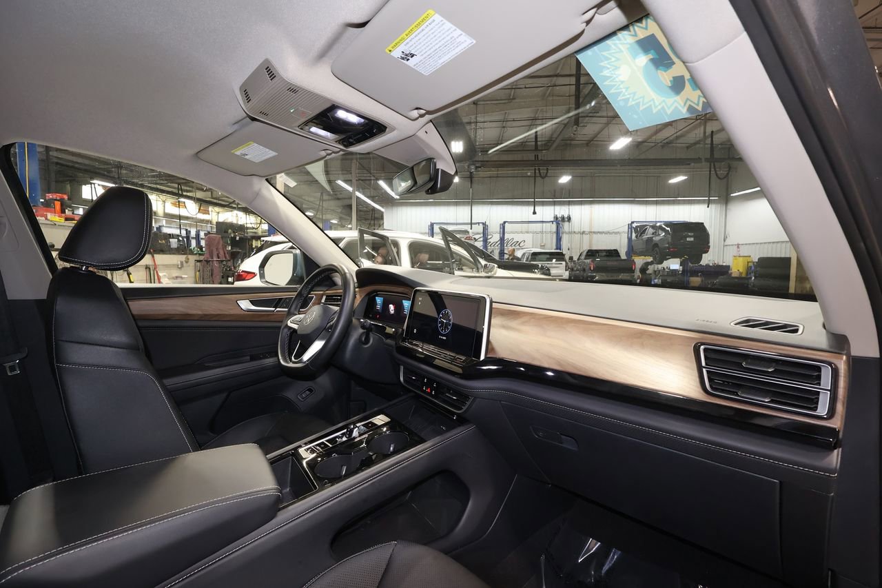 Used 2025 Volkswagen Atlas SE image 27