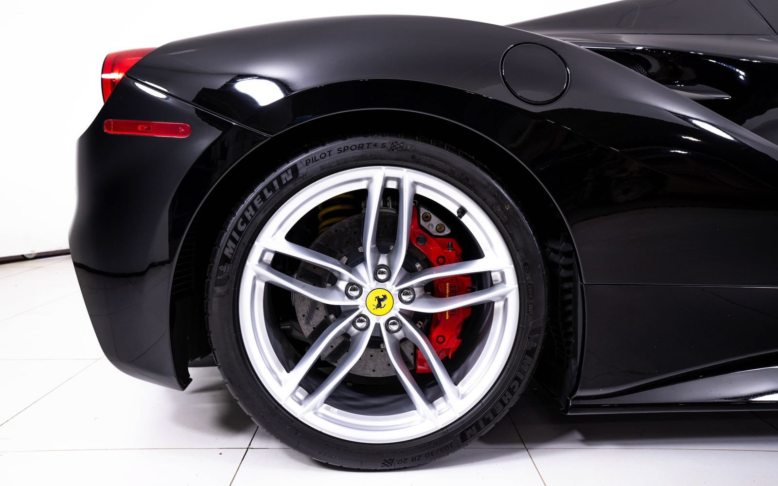 Used 2018 Ferrari 488 Spider RWD image 18
