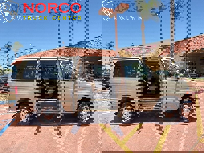 Used 2013 Ford E-350 and Econoline 350 XLT image 2