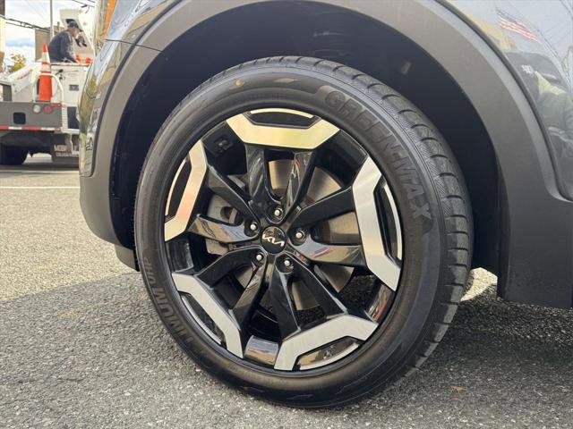 Used 2023 Kia Telluride EX w/ EX Captain's Chair Package image 8