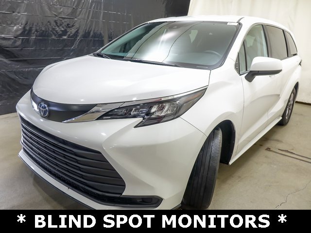 Certified 2024 Toyota Sienna LE image 4