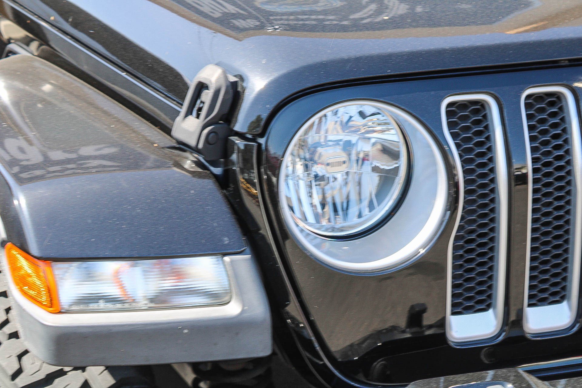 Used 2019 Jeep Wrangler Unlimited Sahara AWD/4WD image 5