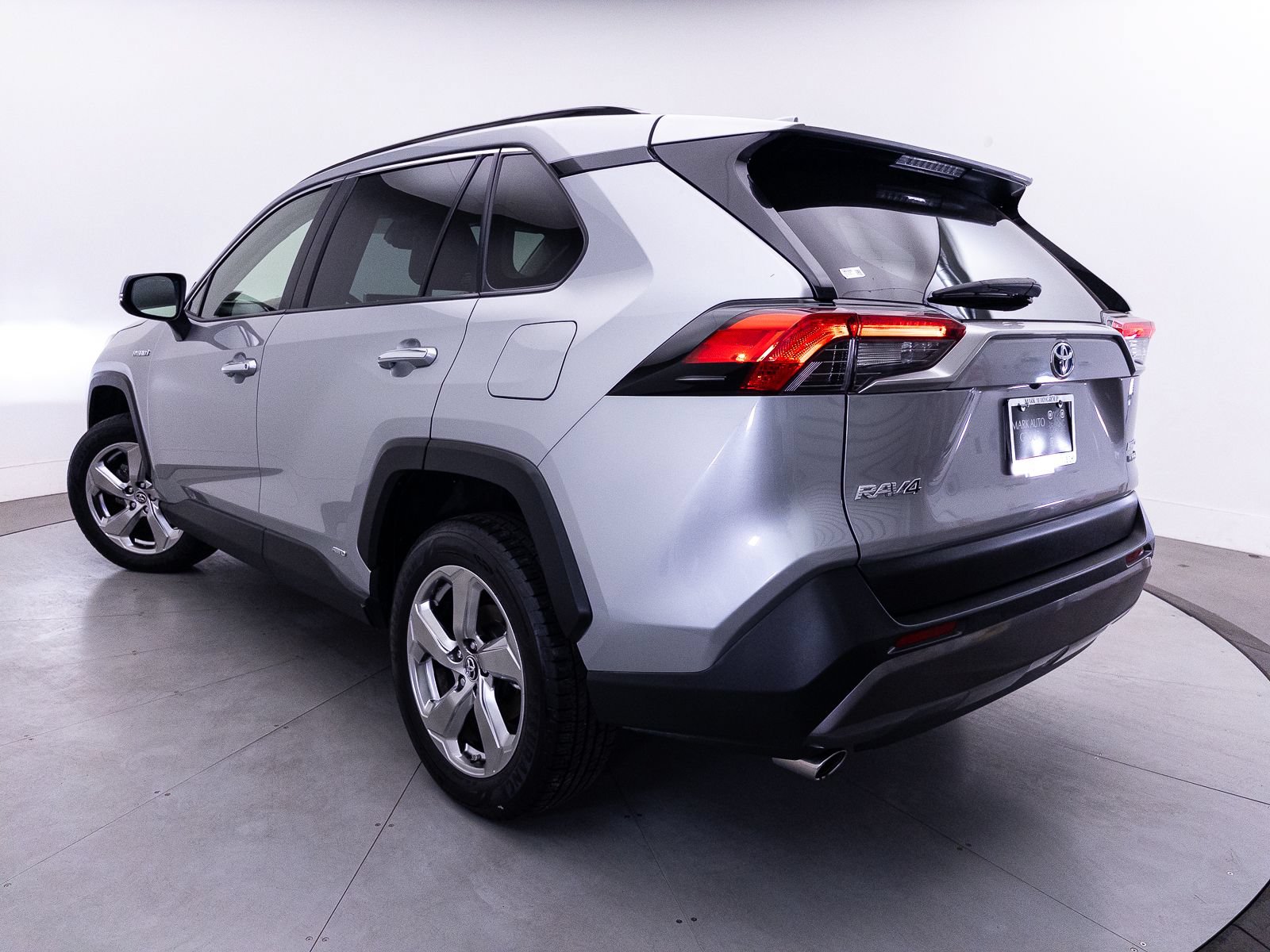 Used 2019 Toyota RAV4 Limited w/ Carpet Mat Package AWD/4WD image 3