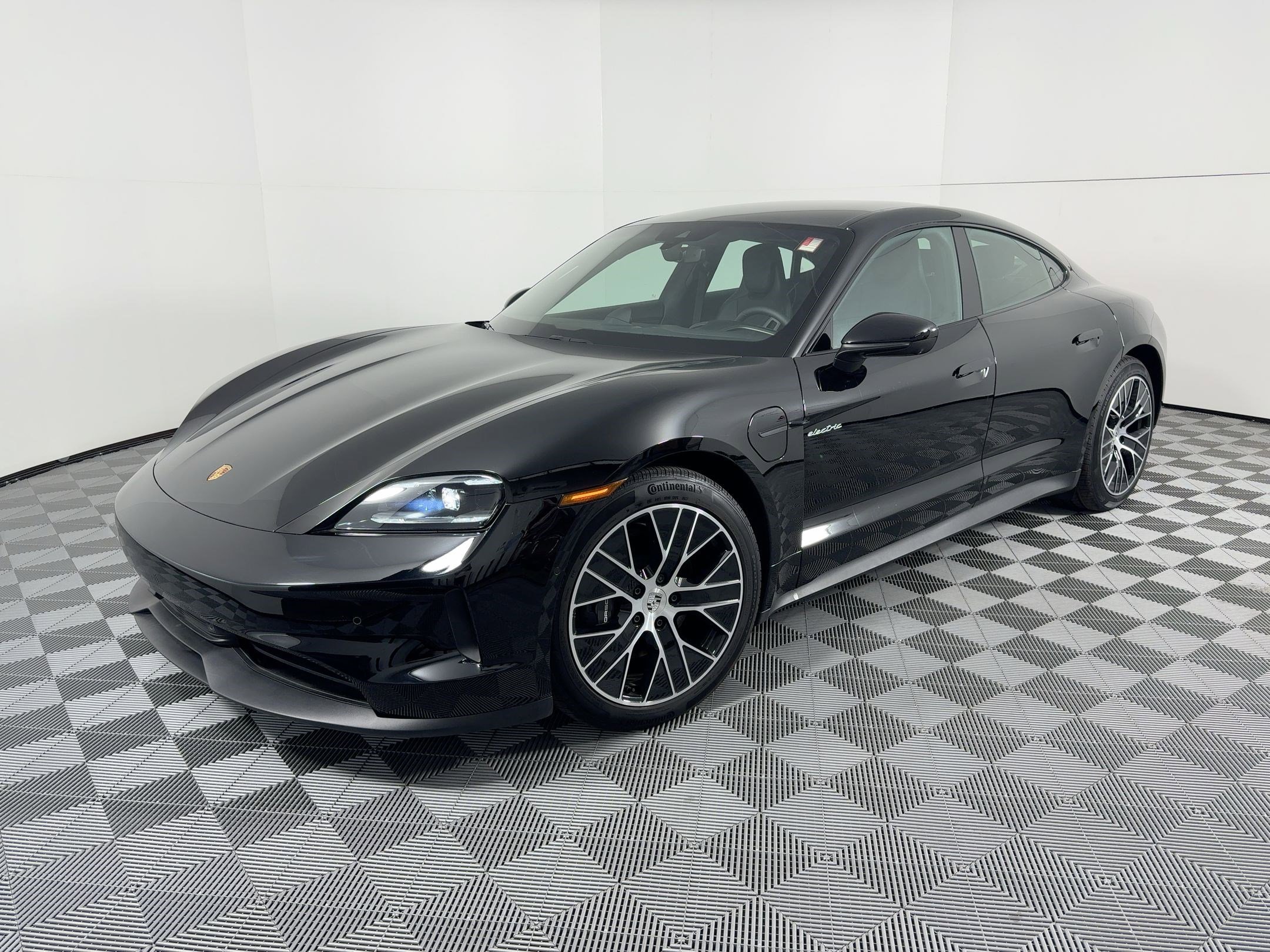 Used 2025 Porsche Taycan RWD image 1