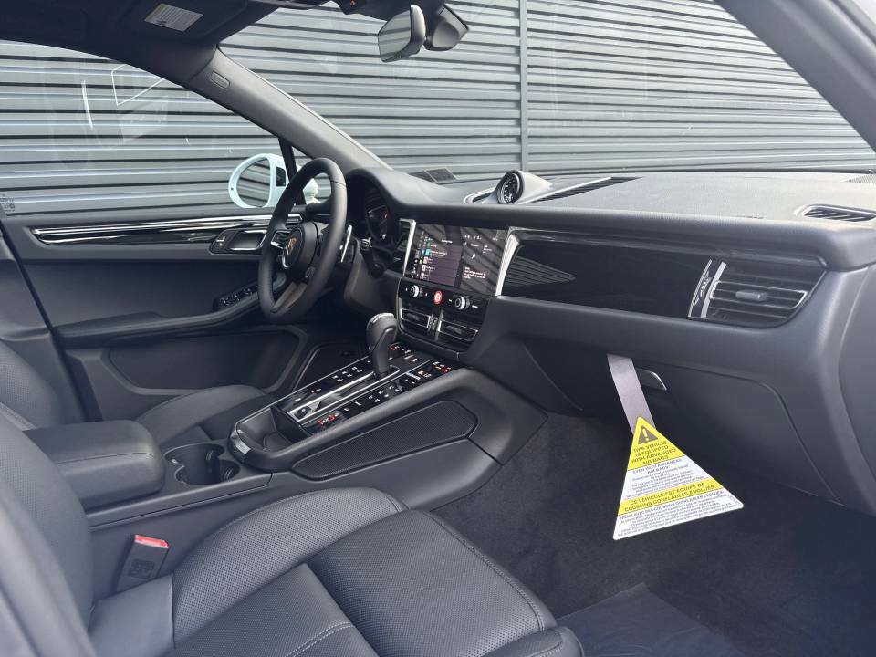 Certified 2025 Porsche Macan S AWD/4WD image 23