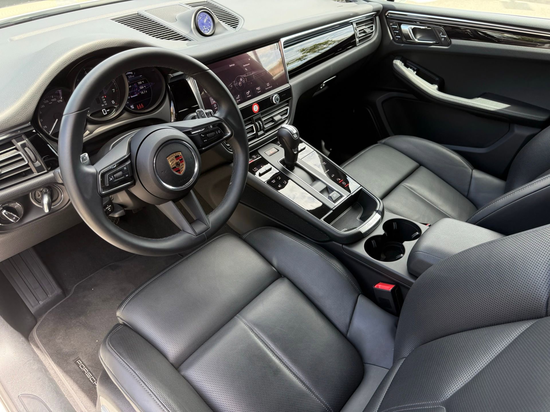 Certified 2025 Porsche Macan image 4