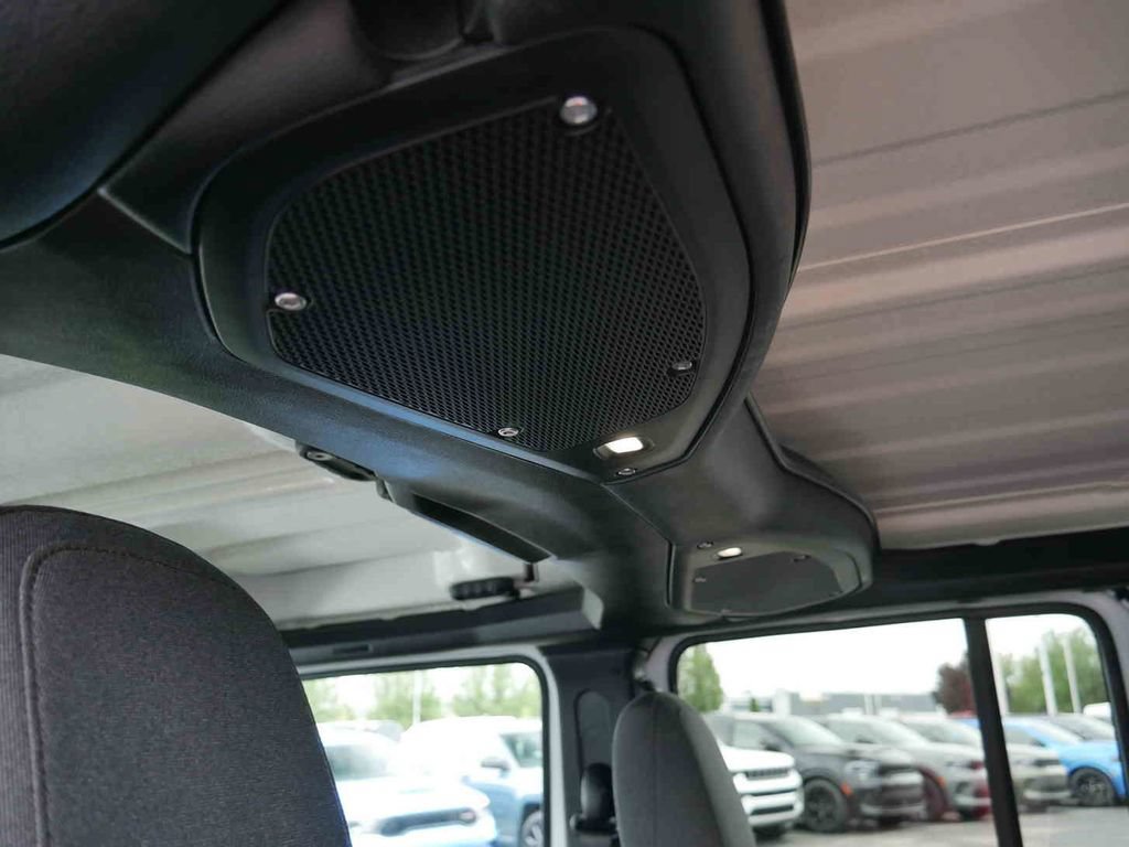 Used 2024 Jeep Wrangler Unlimited Rubicon AWD/4WD image 17