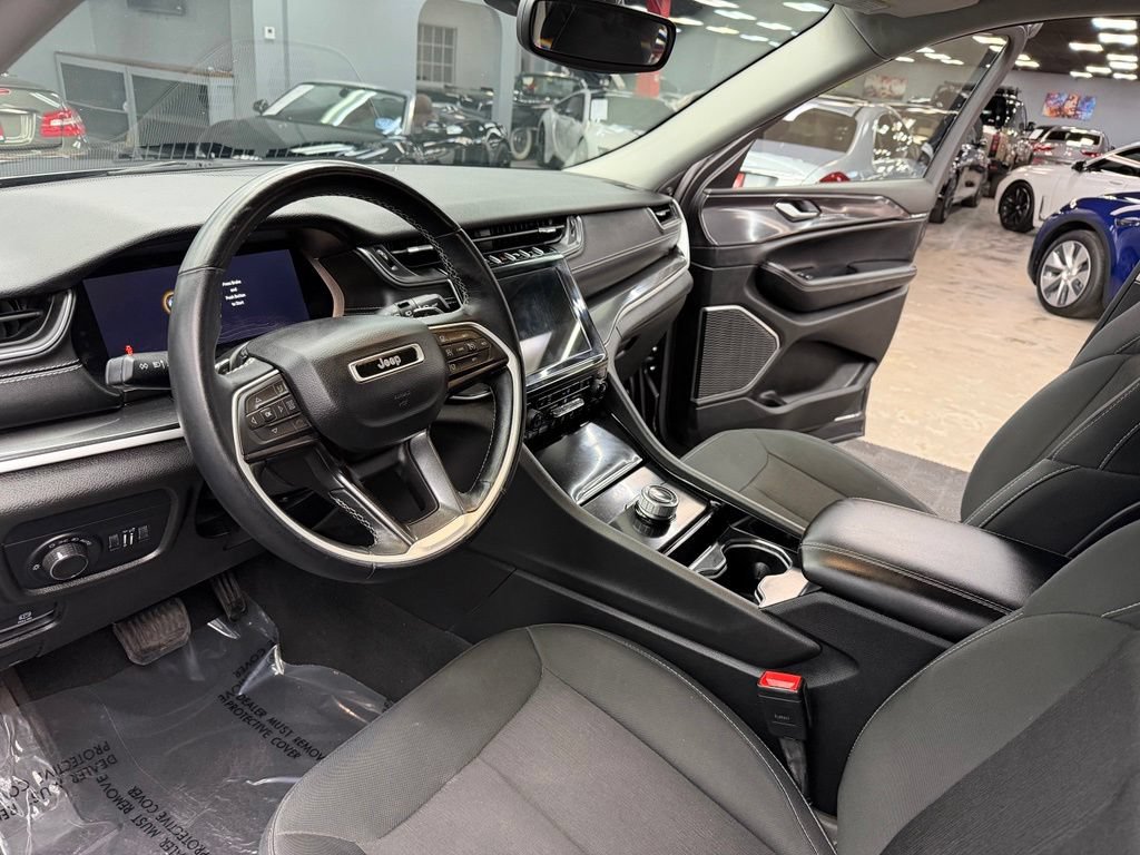 Used 2022 Jeep Grand Cherokee Laredo w/ Luxury Tech Group I RWD image 31
