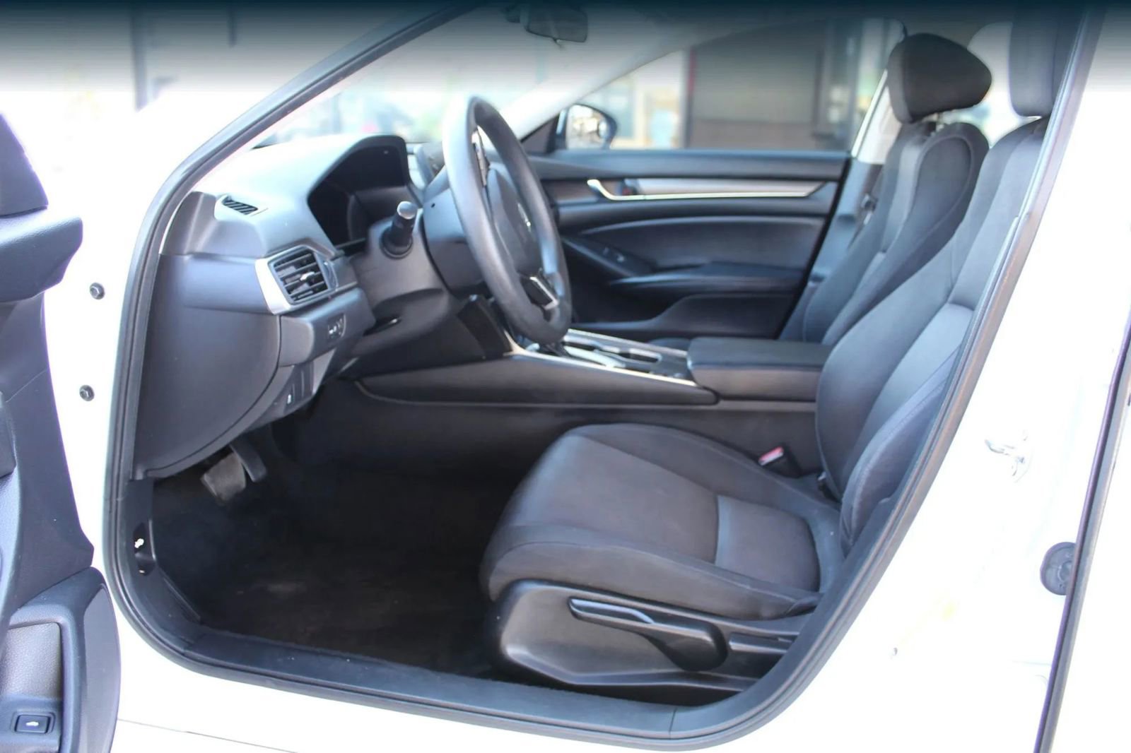 Used 2018 Honda Accord LX image 9