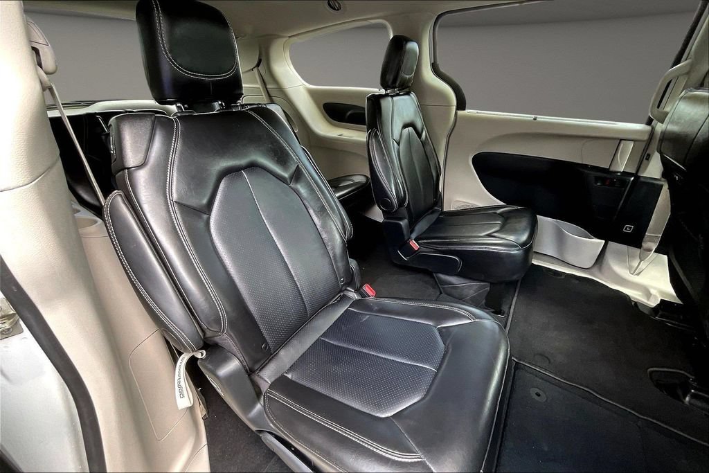 Used 2024 Chrysler Pacifica Touring-L FWD image 27
