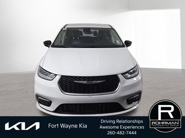 Used 2024 Chrysler Pacifica Select image 3