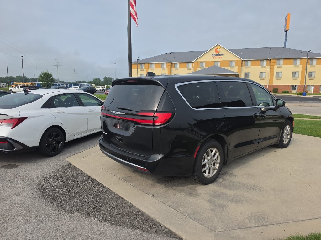 Used 2023 Chrysler Pacifica Touring-L FWD image 5