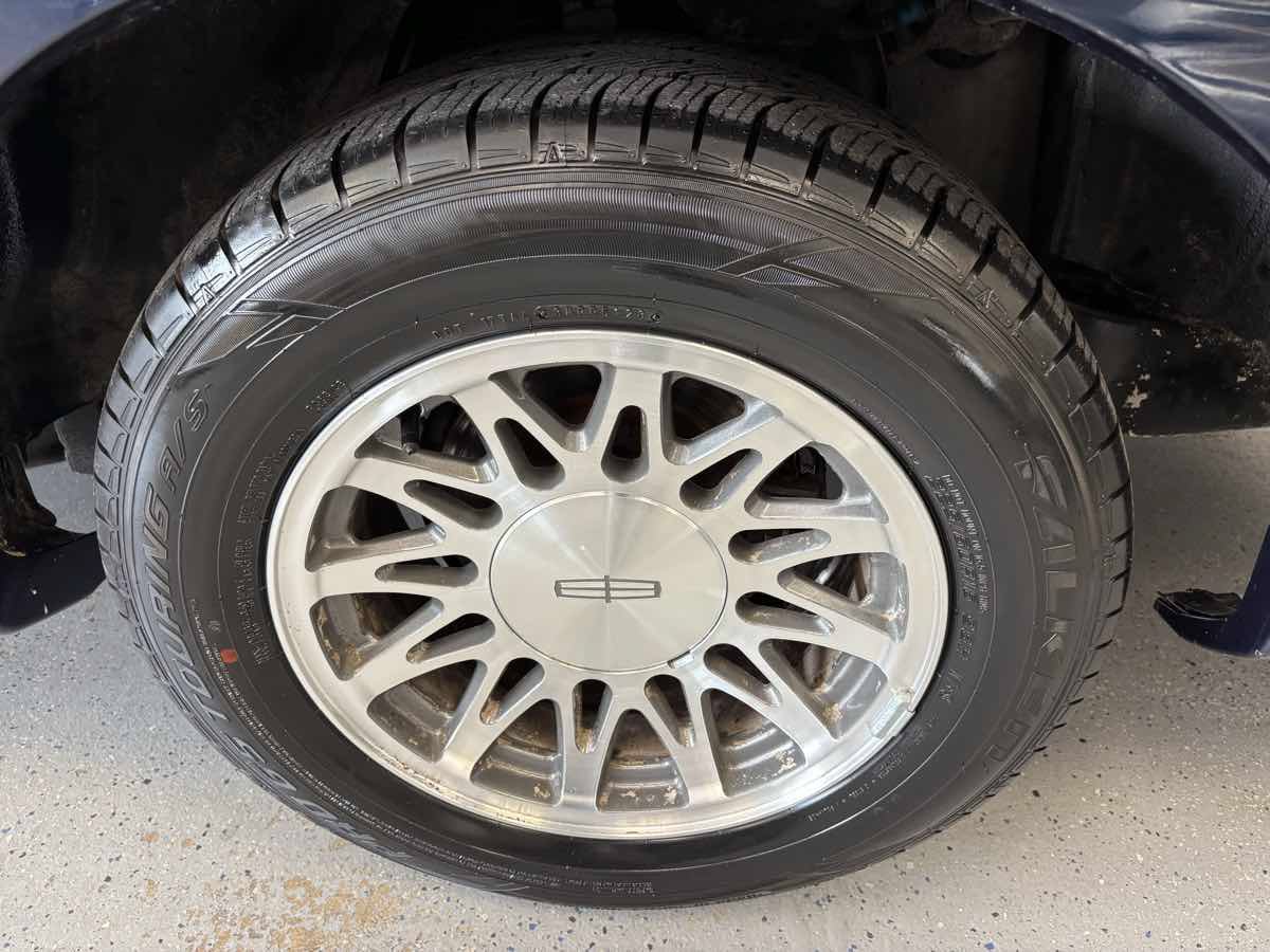 Used 2001 Lincoln Town Car Signature RWD image 24
