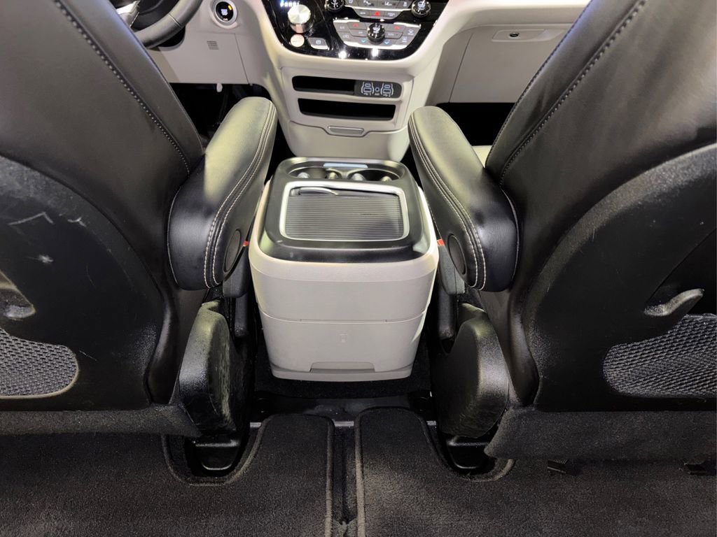 Used 2024 Chrysler Pacifica Touring-L image 29