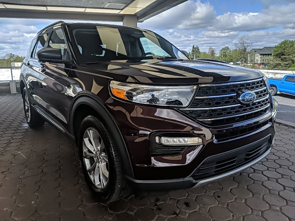 Used 2022 Ford Explorer XLT w/ Equipment Group 202A image 4