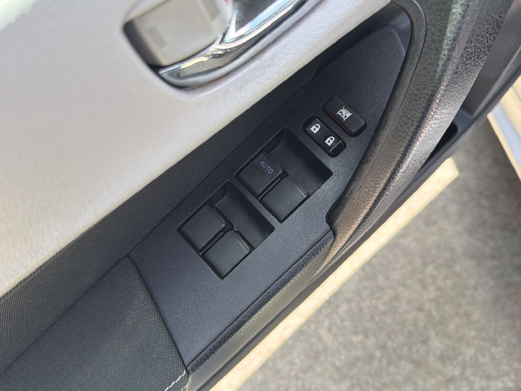 Used 2017 Toyota Corolla LE w/ Carpet Mat Package (TMS) FWD image 16