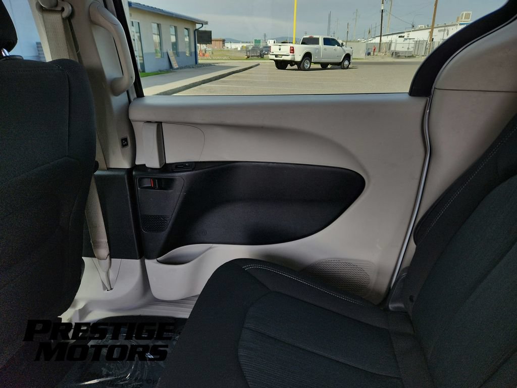 Used 2022 Chrysler Voyager LX FWD image 10