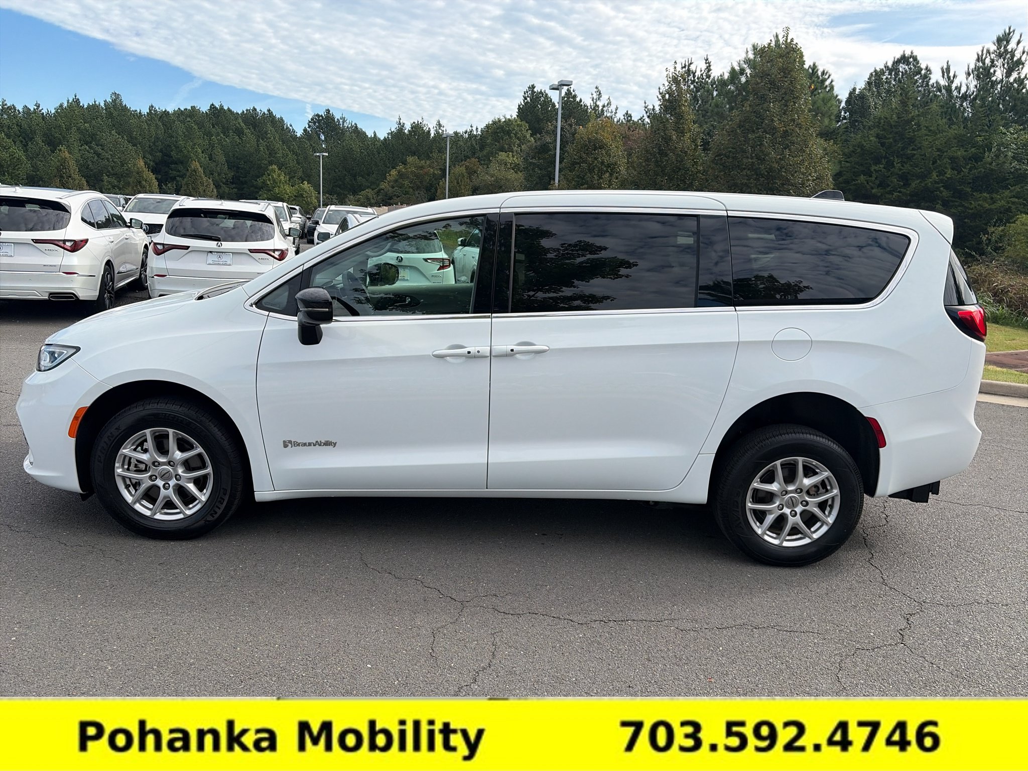 Used 2024 Chrysler Pacifica Touring-L FWD image 4