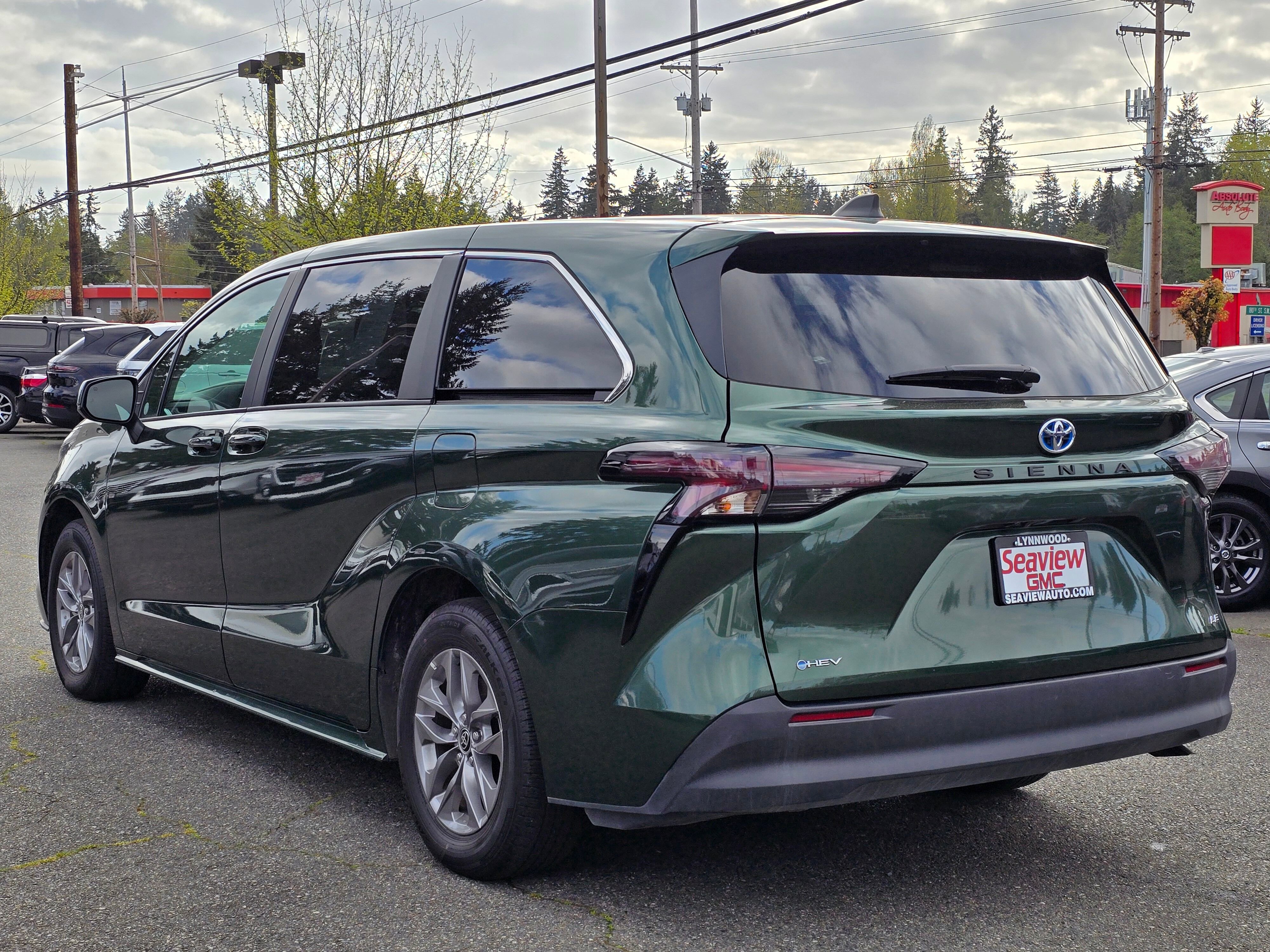 Used 2025 Toyota Sienna LE FWD image 5