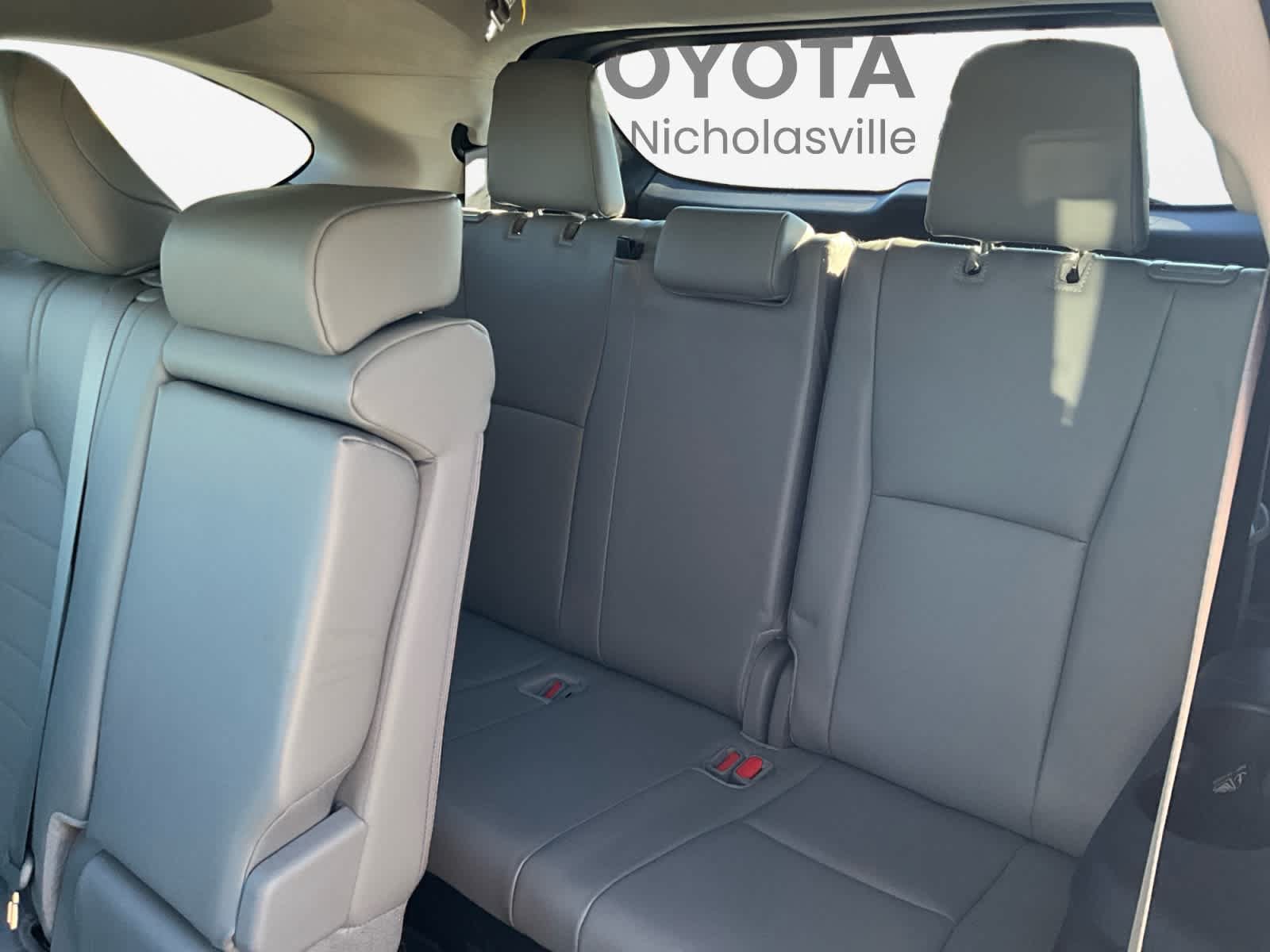 Used 2024 Toyota Highlander XLE AWD/4WD image 25