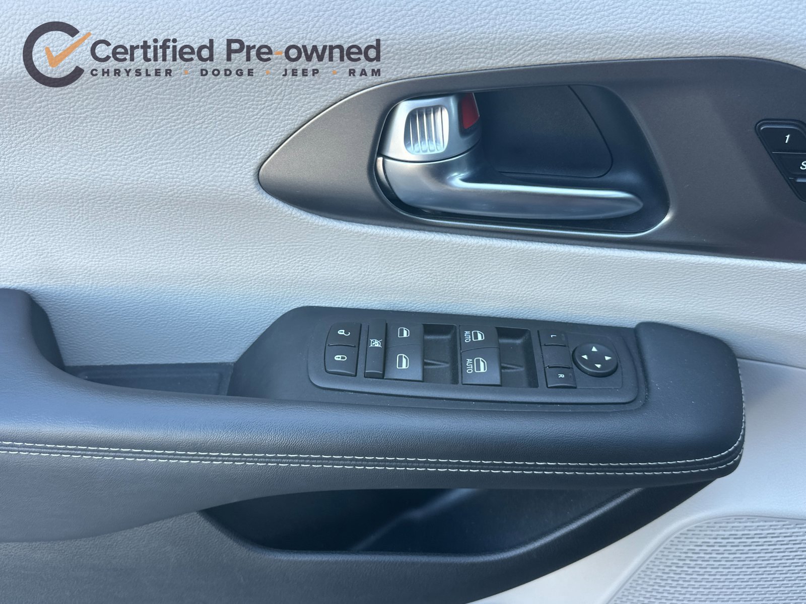 Used 2023 Chrysler Pacifica Touring-L FWD image 12