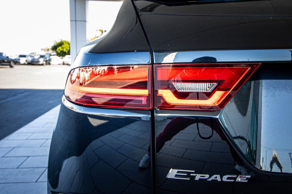 Used 2018 Jaguar E-PACE SE image 14