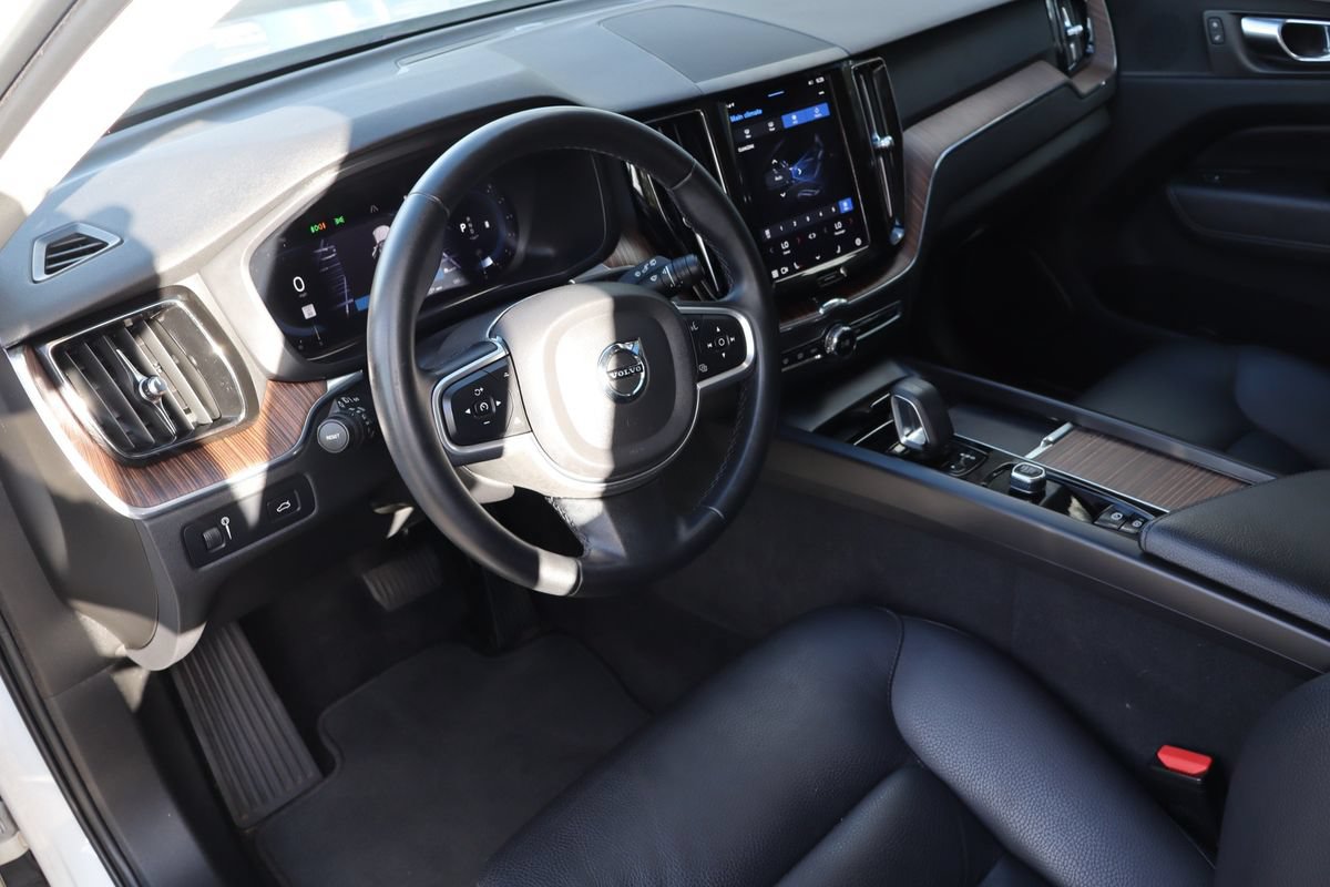 Used 2022 Volvo XC60 B5 Momentum AWD/4WD image 11