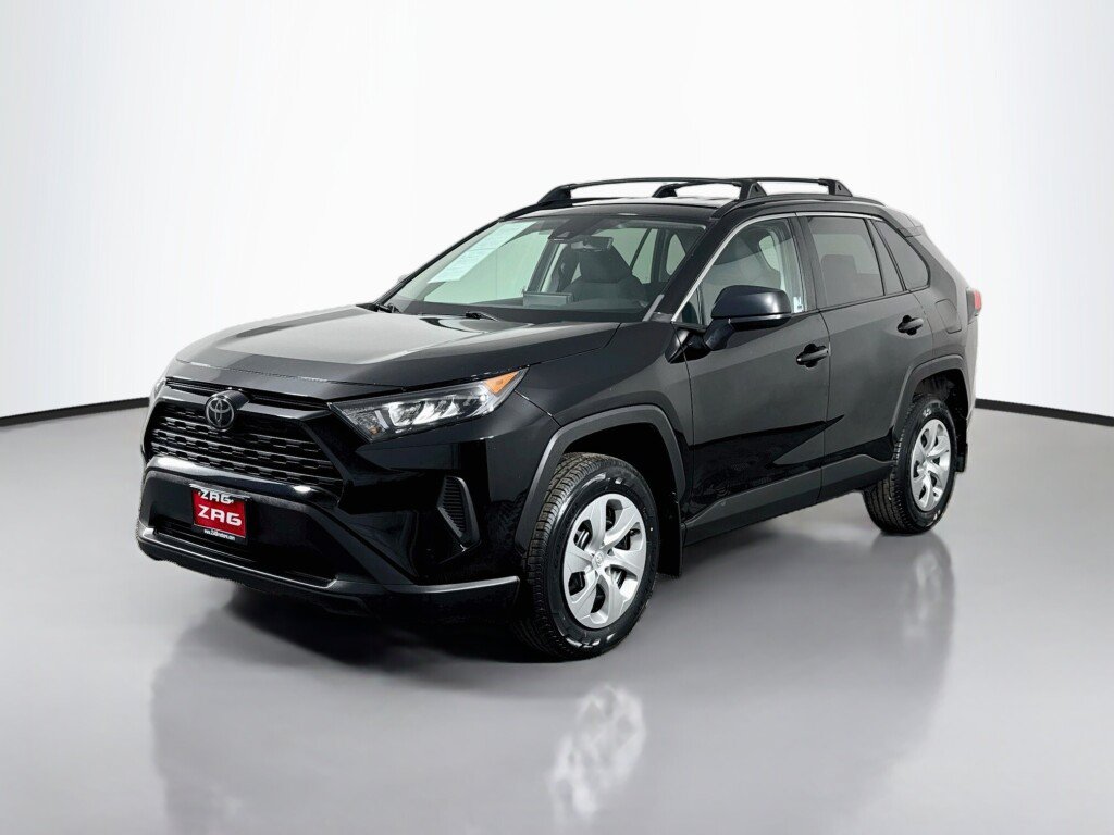 Used 2021 Toyota RAV4 LE FWD image 1