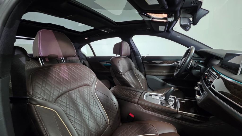 Used 2021 BMW 750i xDrive w/ Luxury Rear Seating Package image 12