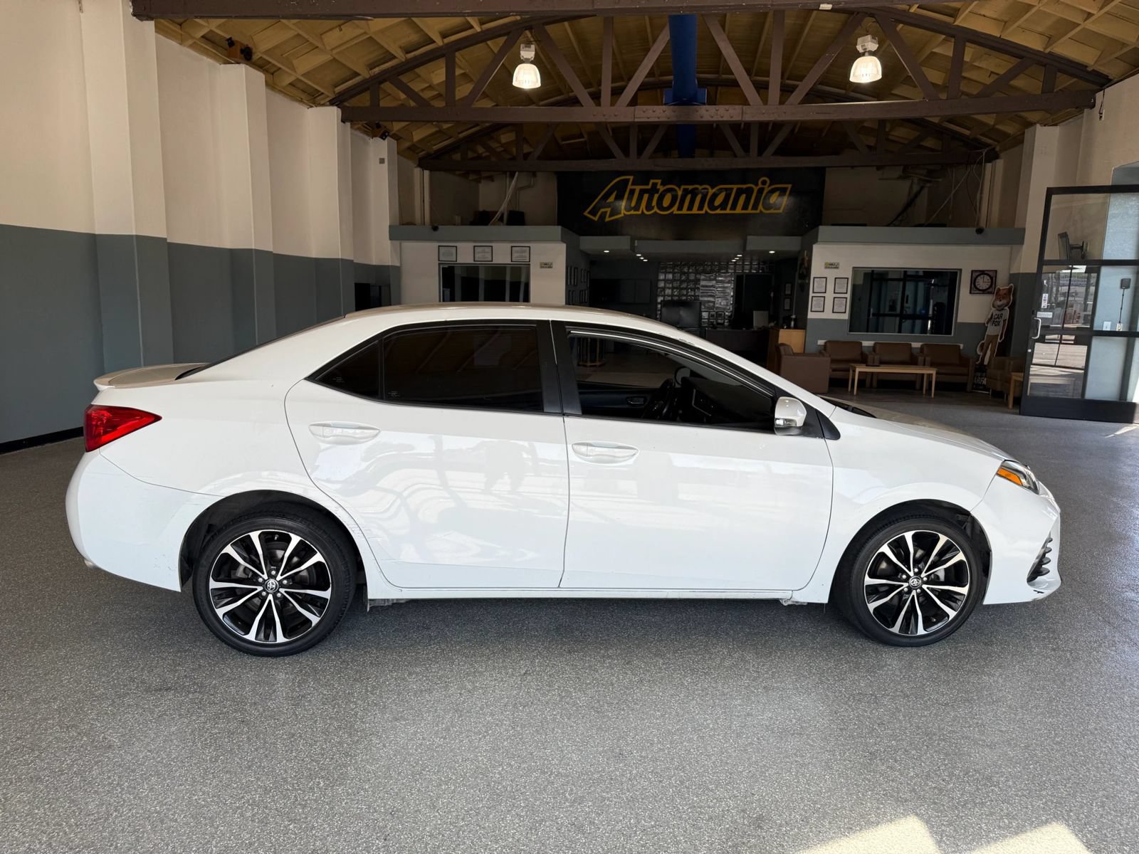 Used 2019 Toyota Corolla SE w/ Carpet Mat Package (TMS) FWD image 8