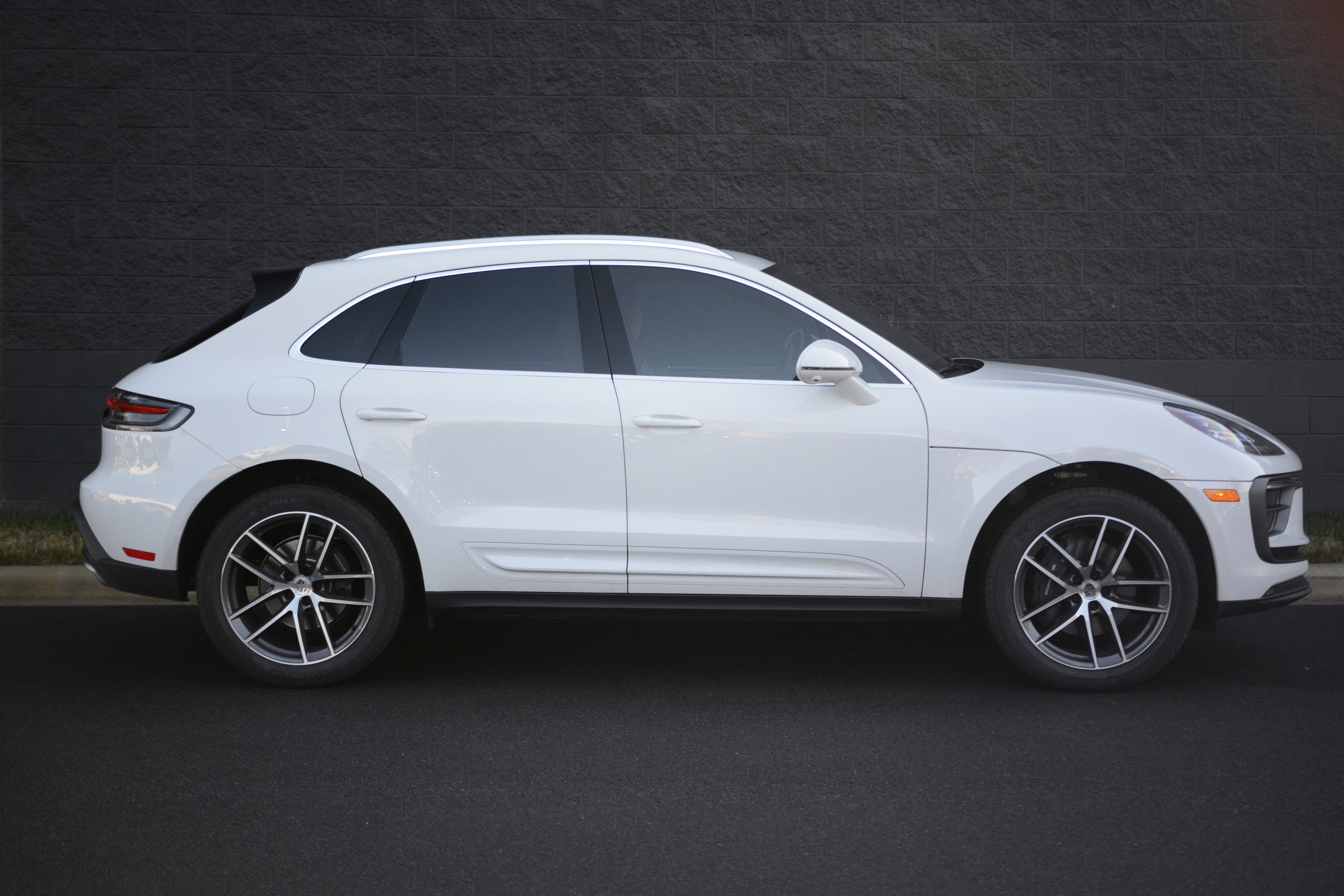 Certified 2025 Porsche Macan image 8