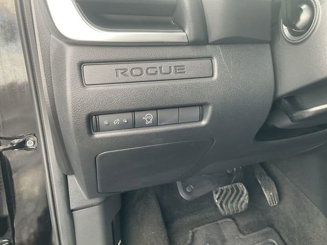 Used 2023 Nissan Rogue S image 17
