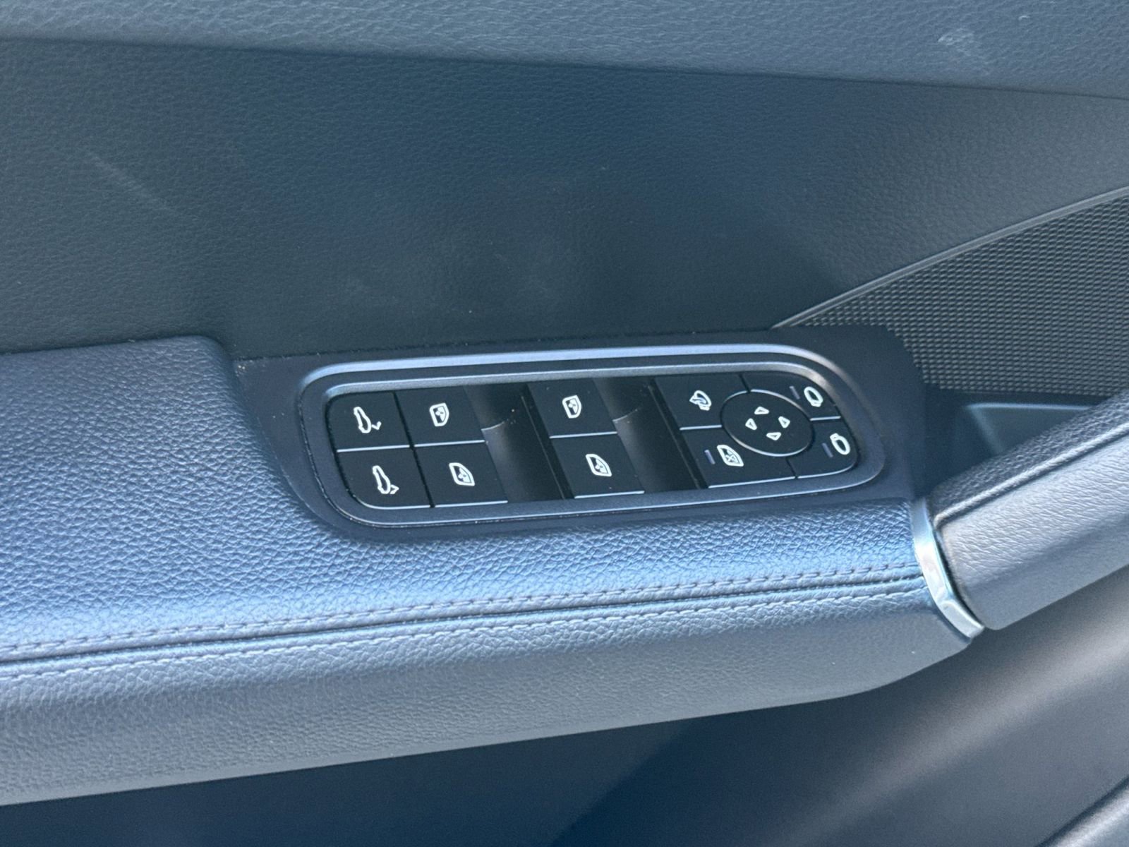 Certified 2023 Porsche Cayenne Platinum Edition image 13