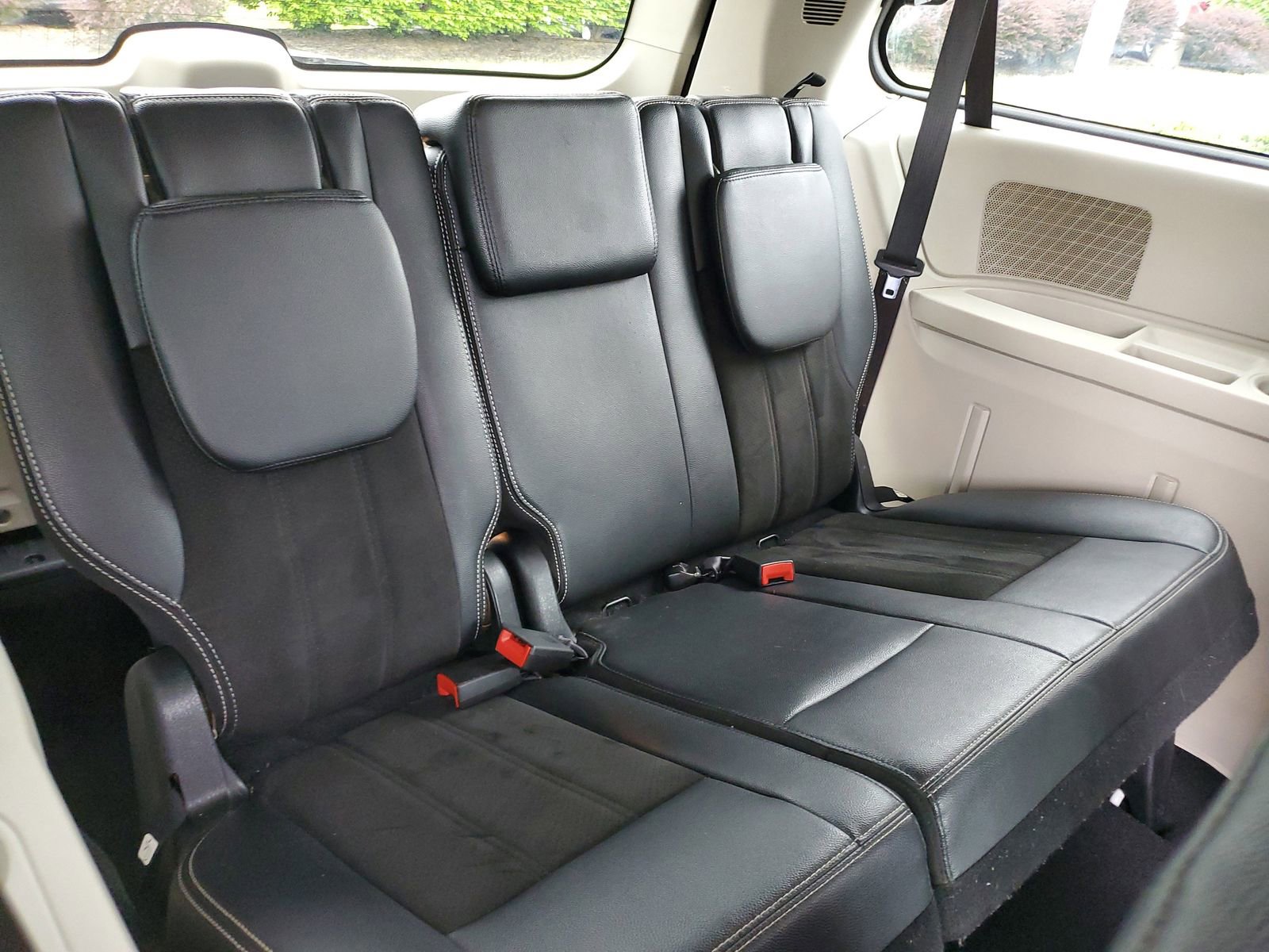 Used 2019 Dodge Grand Caravan SXT image 12