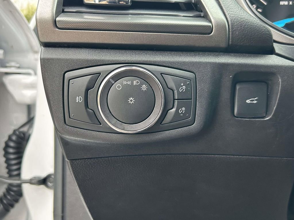 Used 2017 Ford Fusion SE w/ Equipment Group 201A FWD image 19