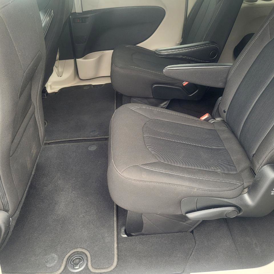 Used 2022 Chrysler Voyager LX image 26