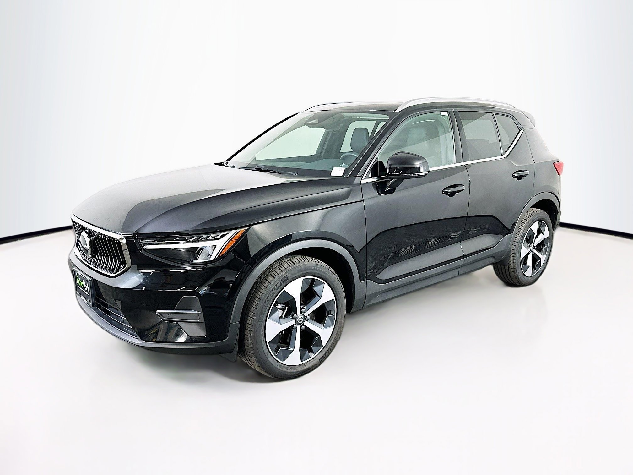 Used 2025 Volvo XC40 B5 Core w/ Protection Package Premier image 3
