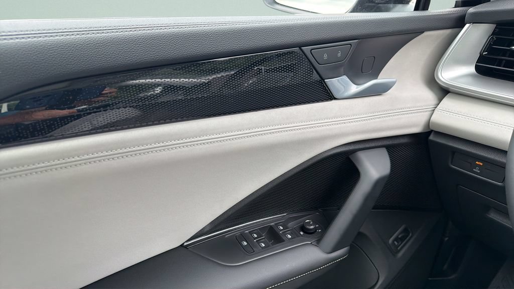 New 2026 Volkswagen Tiguan SE FWD image 20