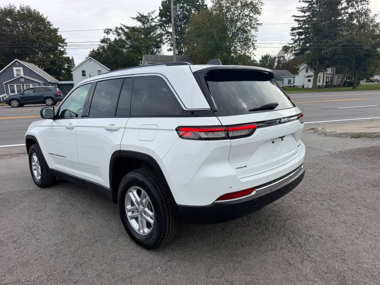 Used 2023 Jeep Grand Cherokee Laredo w/ Luxury Tech Group I AWD/4WD image 3