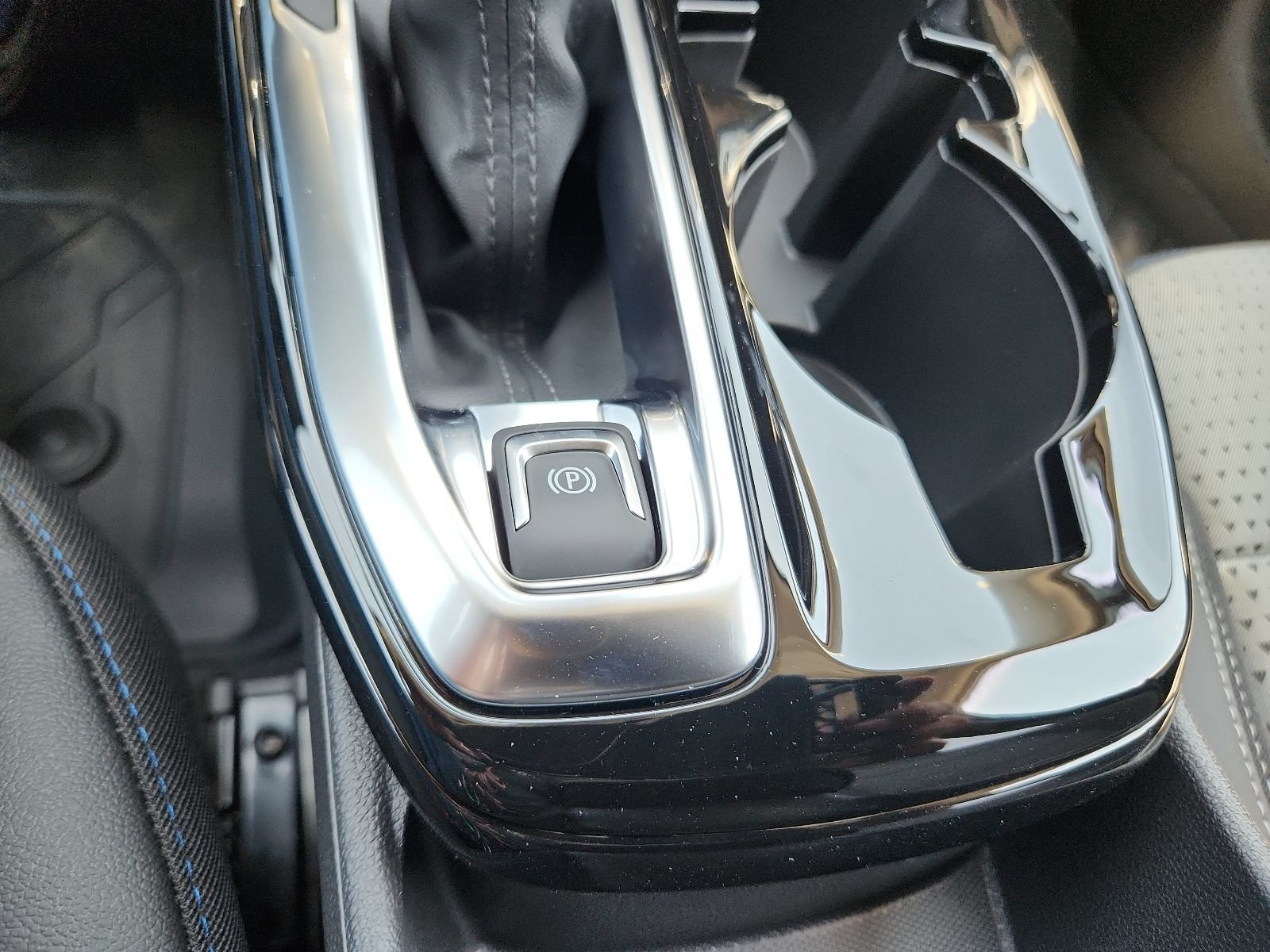 New 2026 Chevrolet Trax LT w/ Midnight Edition FWD image 17
