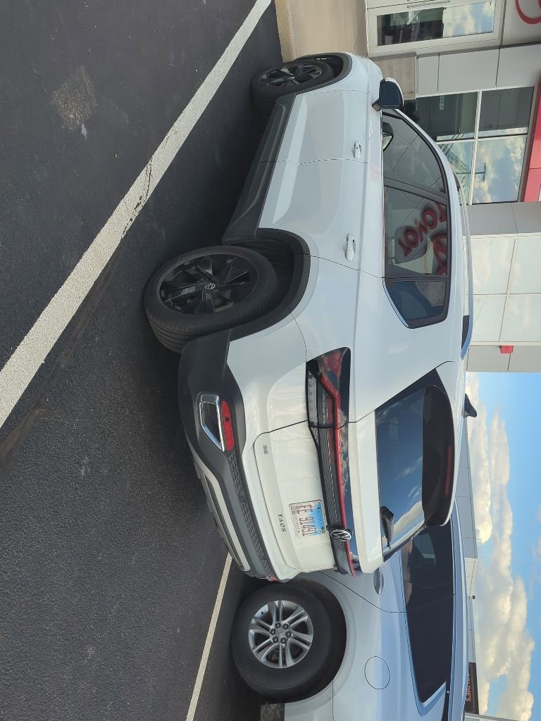 Used 2025 Volkswagen Taos SE w/ Panoramic Sunroof Package FWD image 3